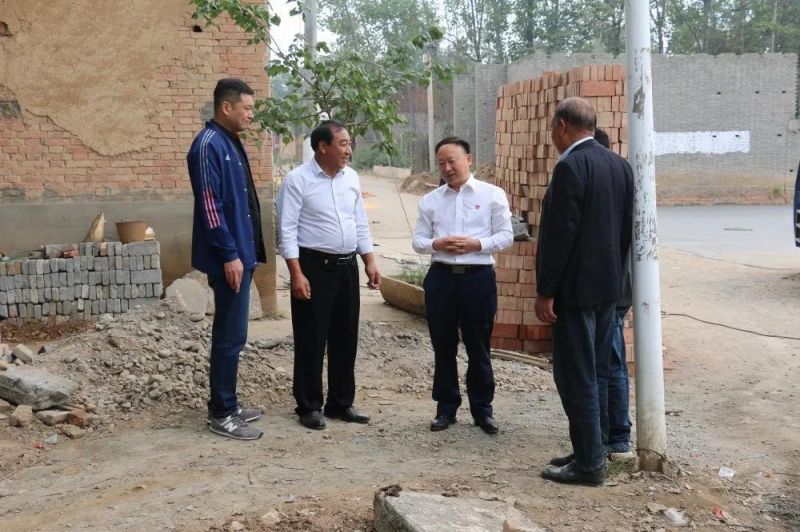 扶貧路上  攜手同行——弘義集團(tuán)黨委書記、董事長張秀峰一行 到定點(diǎn)幫扶村調(diào)研